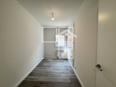 Local en Avenida Sant Joan de les Abadesses    baixos, Olot Girona